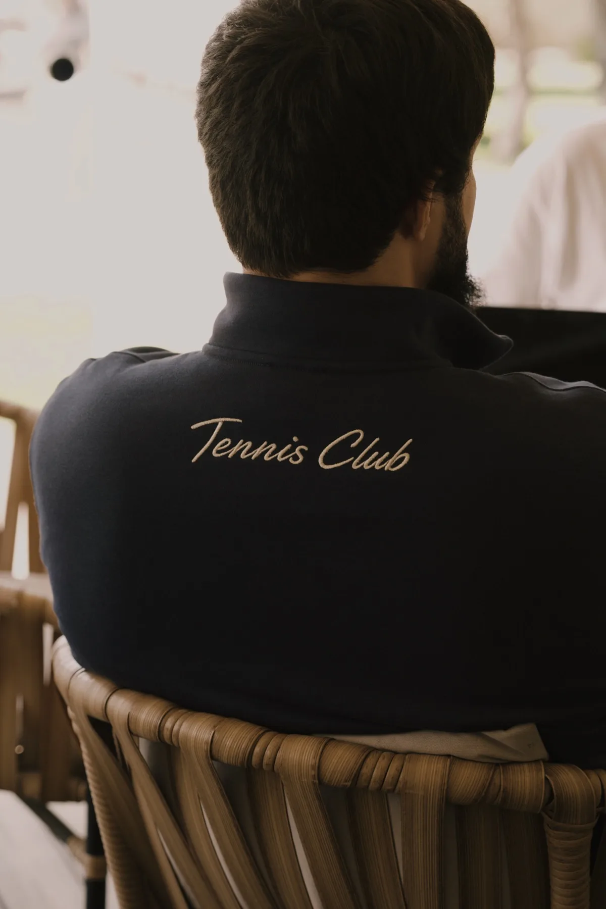 Вышивка Tennis Club на спине тёмно-синего свитшота JON