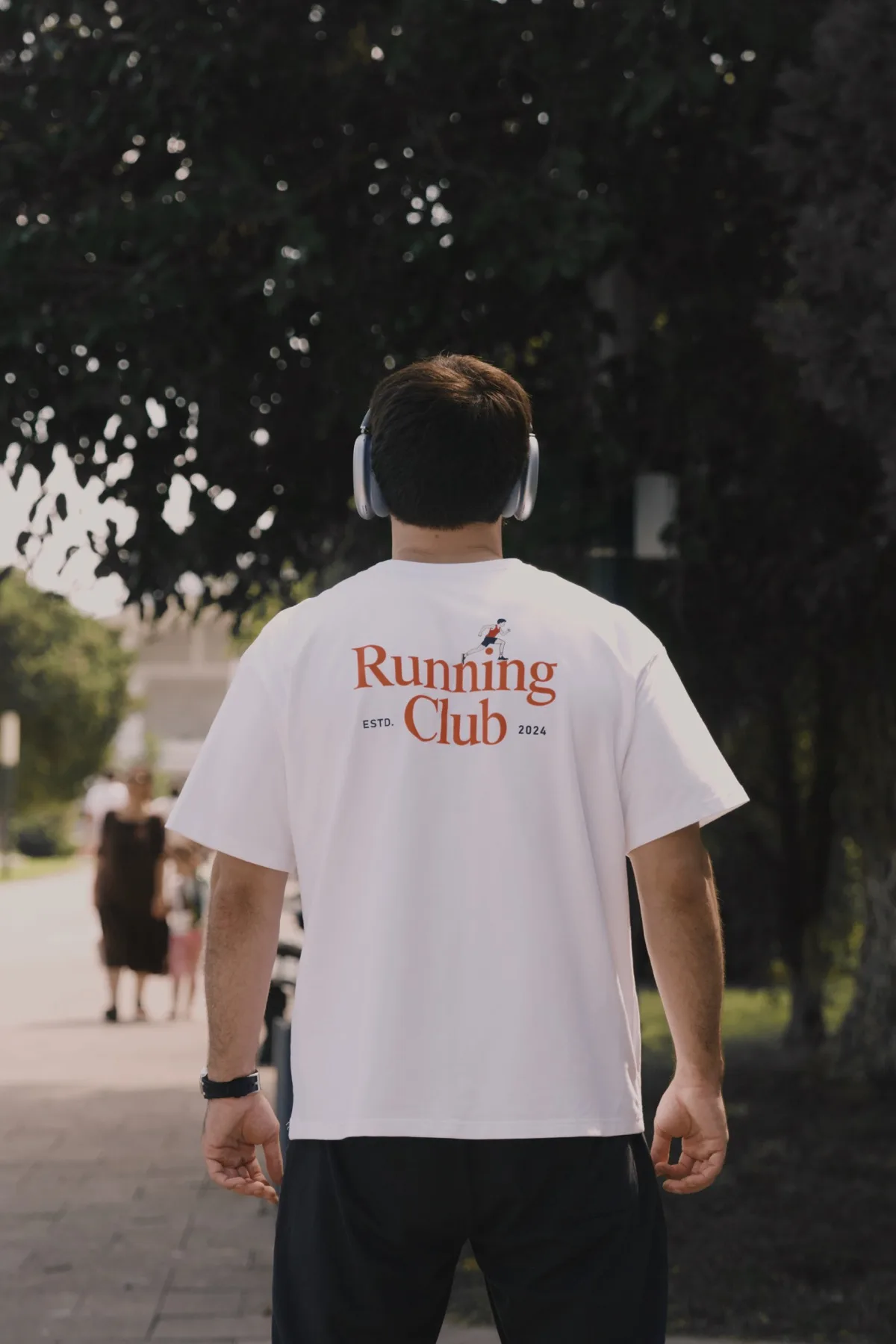 Белая футболка JON Running Club со спины, прогулка в парке
