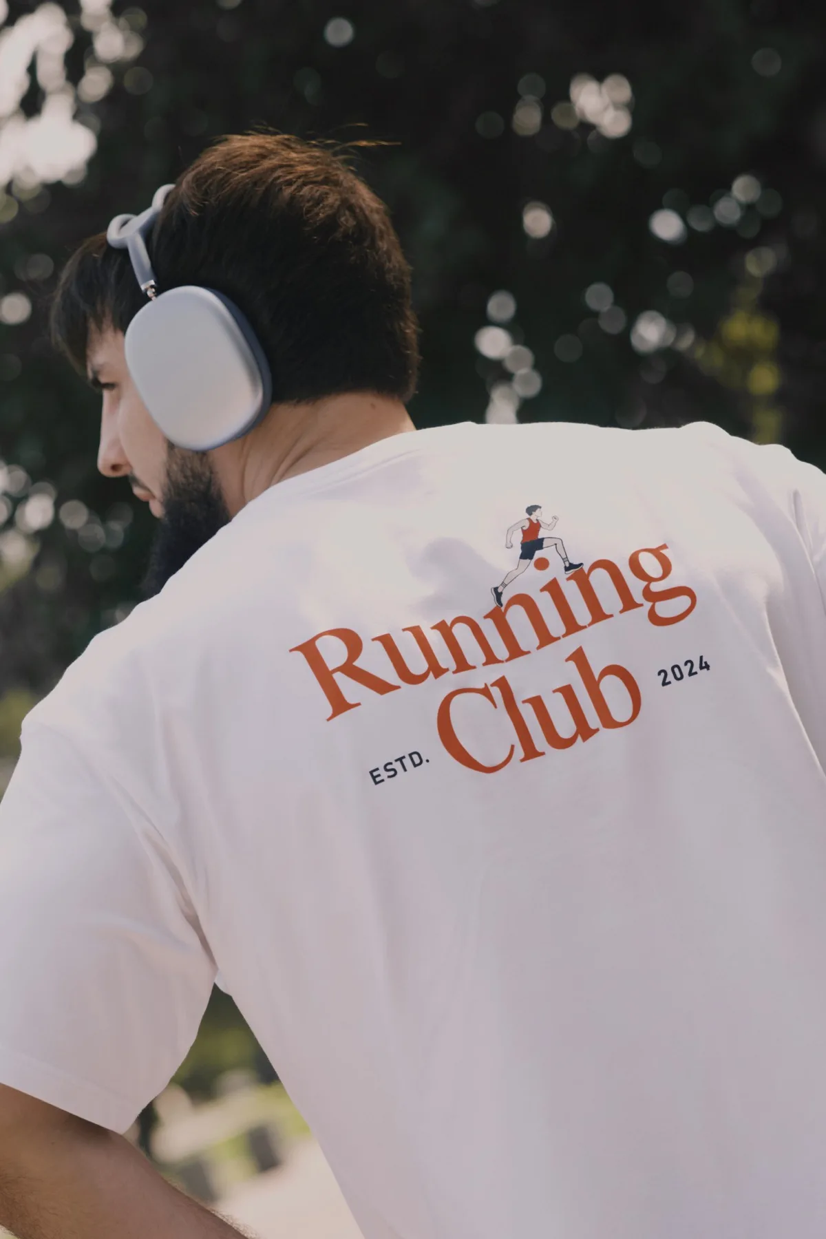 Принт Running Club на спине белой футболки JON