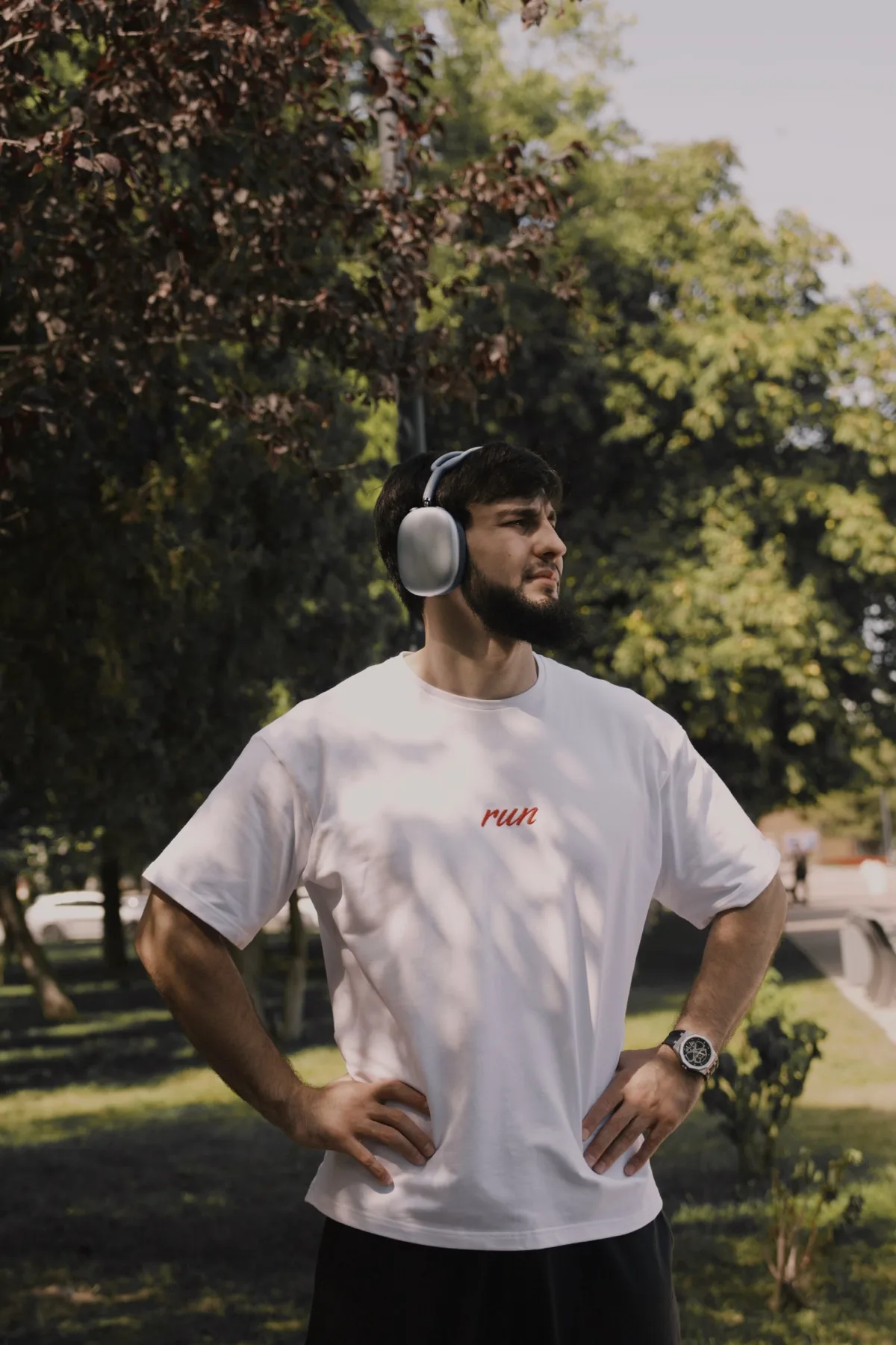 Белая футболка JON Running Club — оверсайз, в парке
