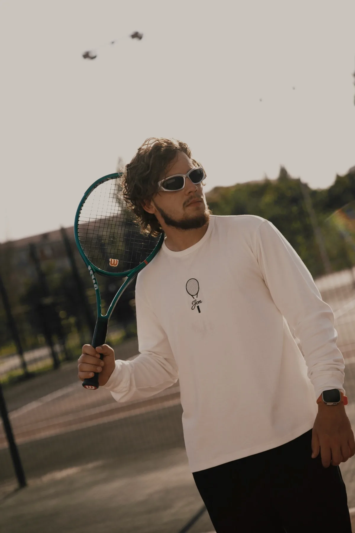Кремовый лонгслив JON с вышивкой ракетки, ракетка на плече