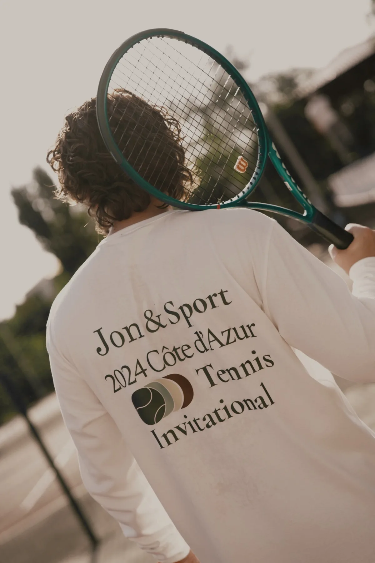 Кремовый лонгслив JON с принтом Côte d’Azur Tennis Invitational на спине
