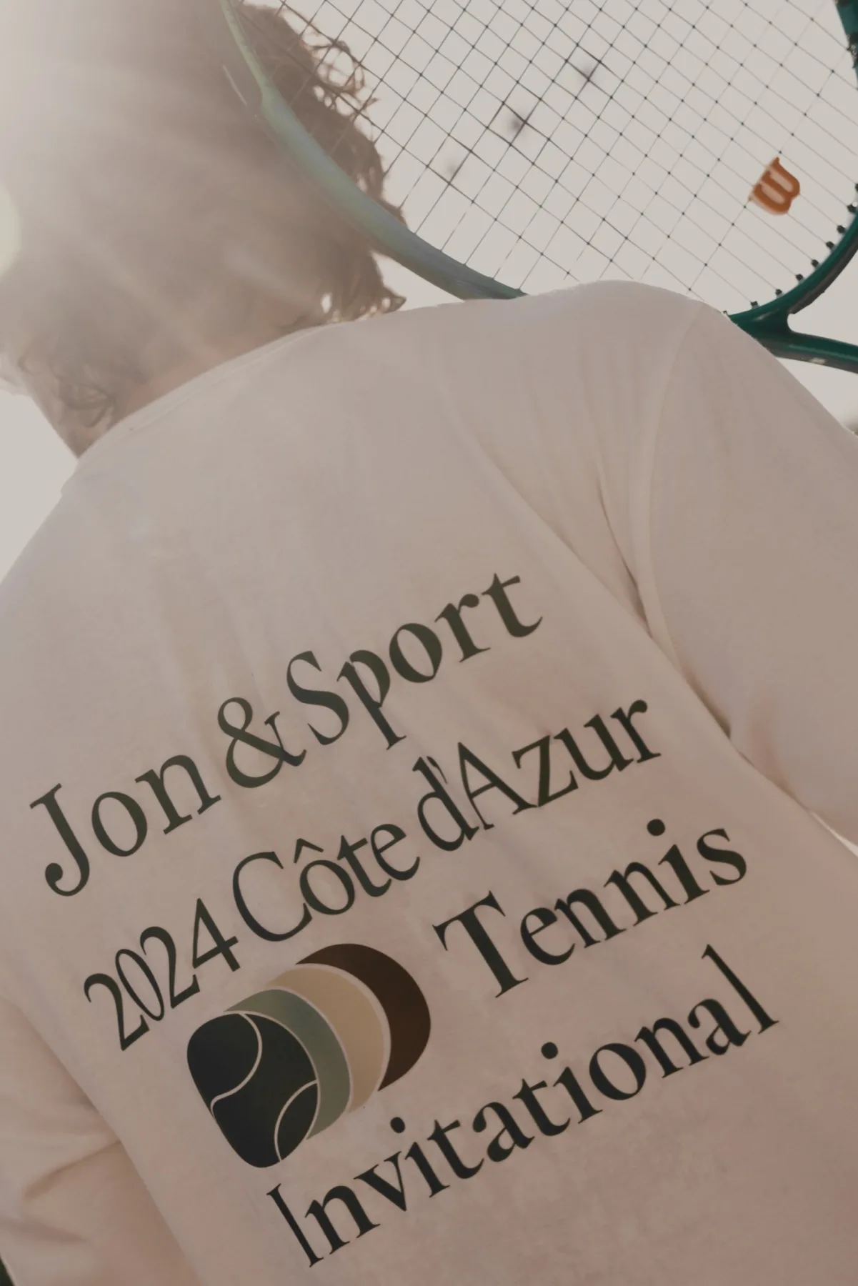 Принт Jon & Sport 2024 Côte d’Azur Tennis Invitational на спине кремового лонгслива